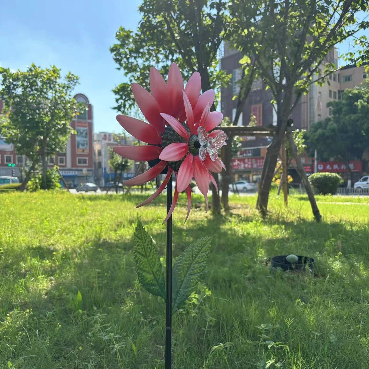 High Quality Personalized Creative Solar Simulation Sunflower Windmill Decoration Outdoor Lawn Park Windmill