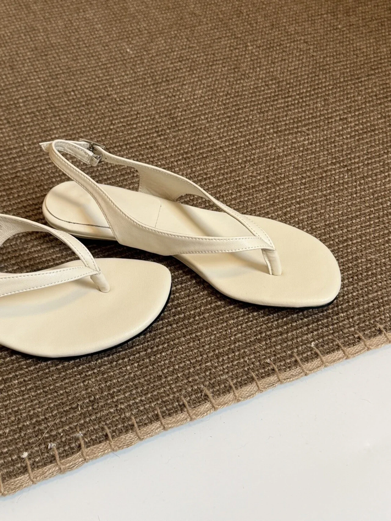 Zehensteg-Sandalen für Damen, Absatzschuhe, modische Freizeitpantoletten, Strand-Flip-Flops, elegante Designer-Slides für Frauen – Detail 7