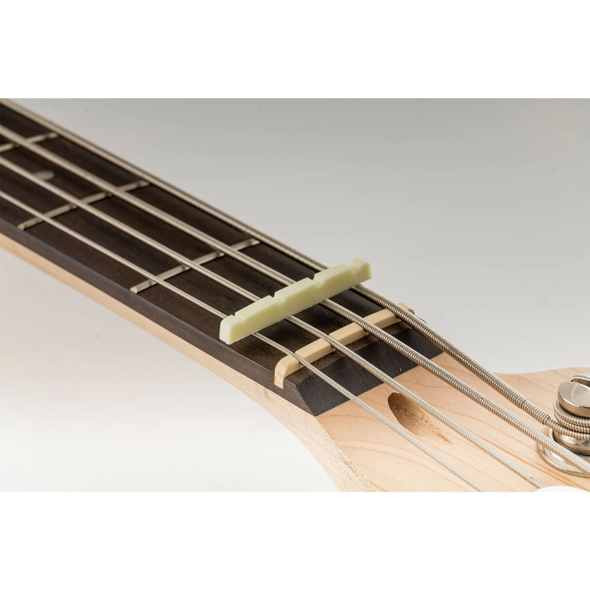 Musiclily Pro يوريا الراتنج البلاستيك مشقوق 42.3 مم صواميل جهير دقيقة مسطحة القاع لـ 4-سلسلة P Bass (مجموعة من 2)