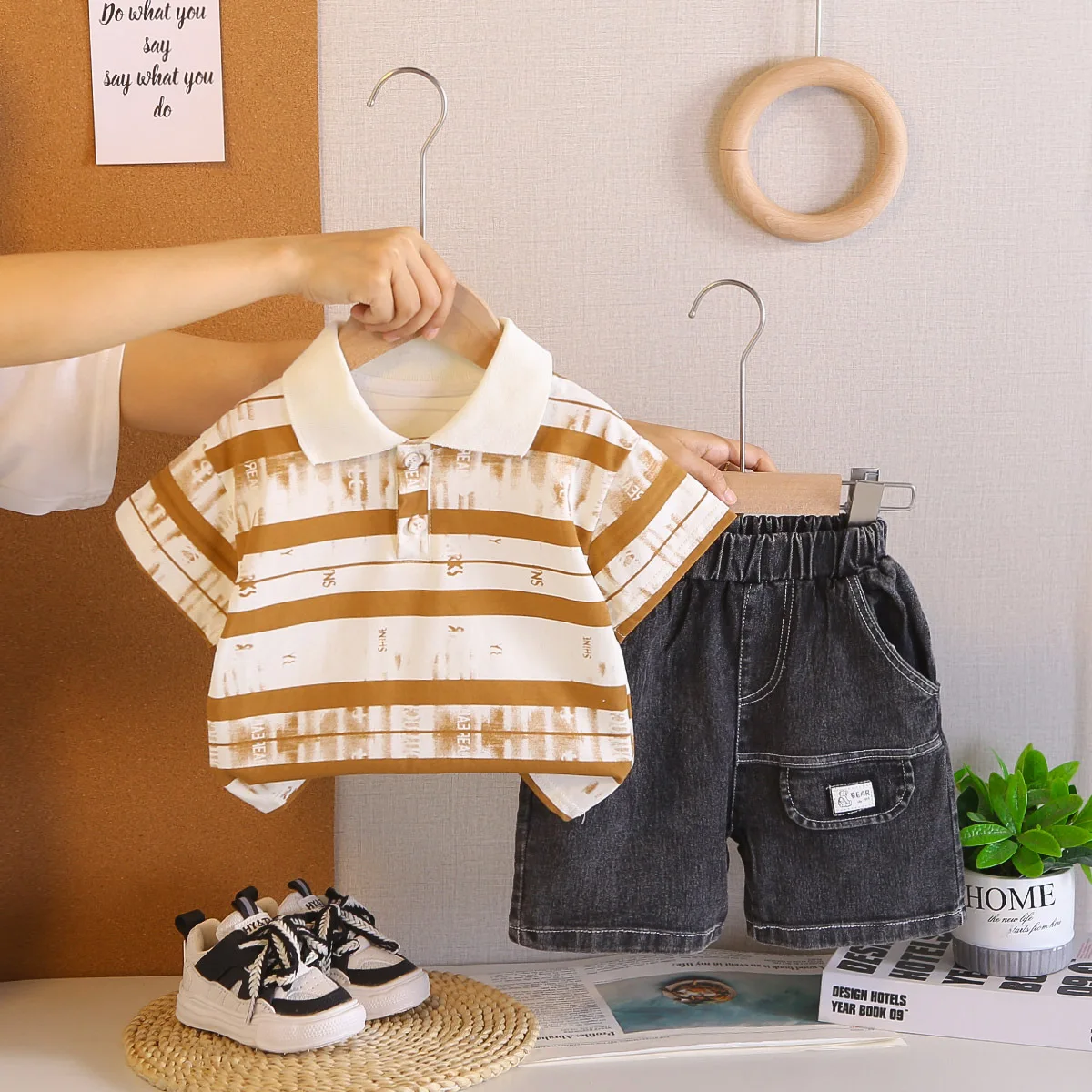 

Детский костюм 2026: Новинка! Комплект для мальчиков из 2 предметов: поло с полосатым воротником и джинсовые шорты. Повседневная летняя одежда для детей.