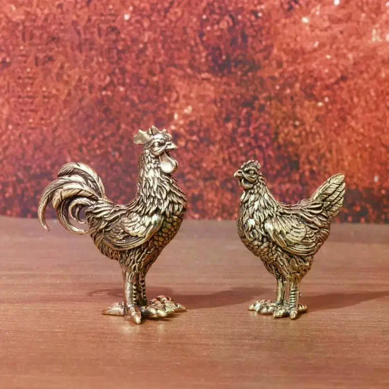 (Miniature Bronze Rooster And Hen Figurines, Pure Brass Sculpted Figures, Suitable For Office Desks, Tea Sets, And Pet Crafts.)