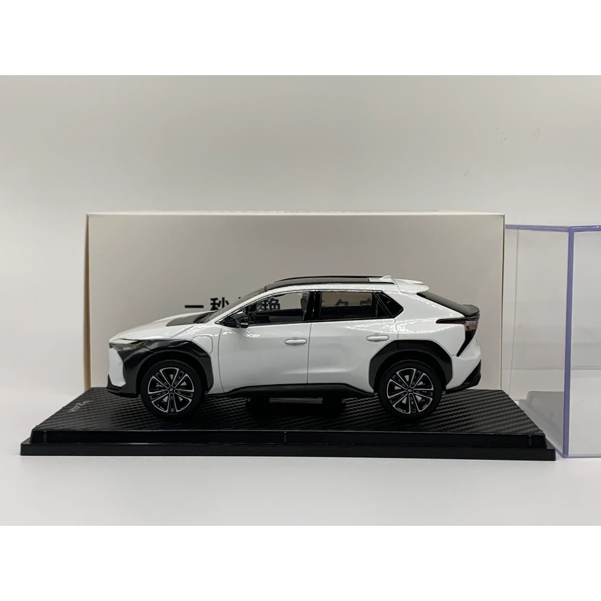 Diecast 1:30 Scale GAC Toyota BZ4X Two-color Alloy Car Model