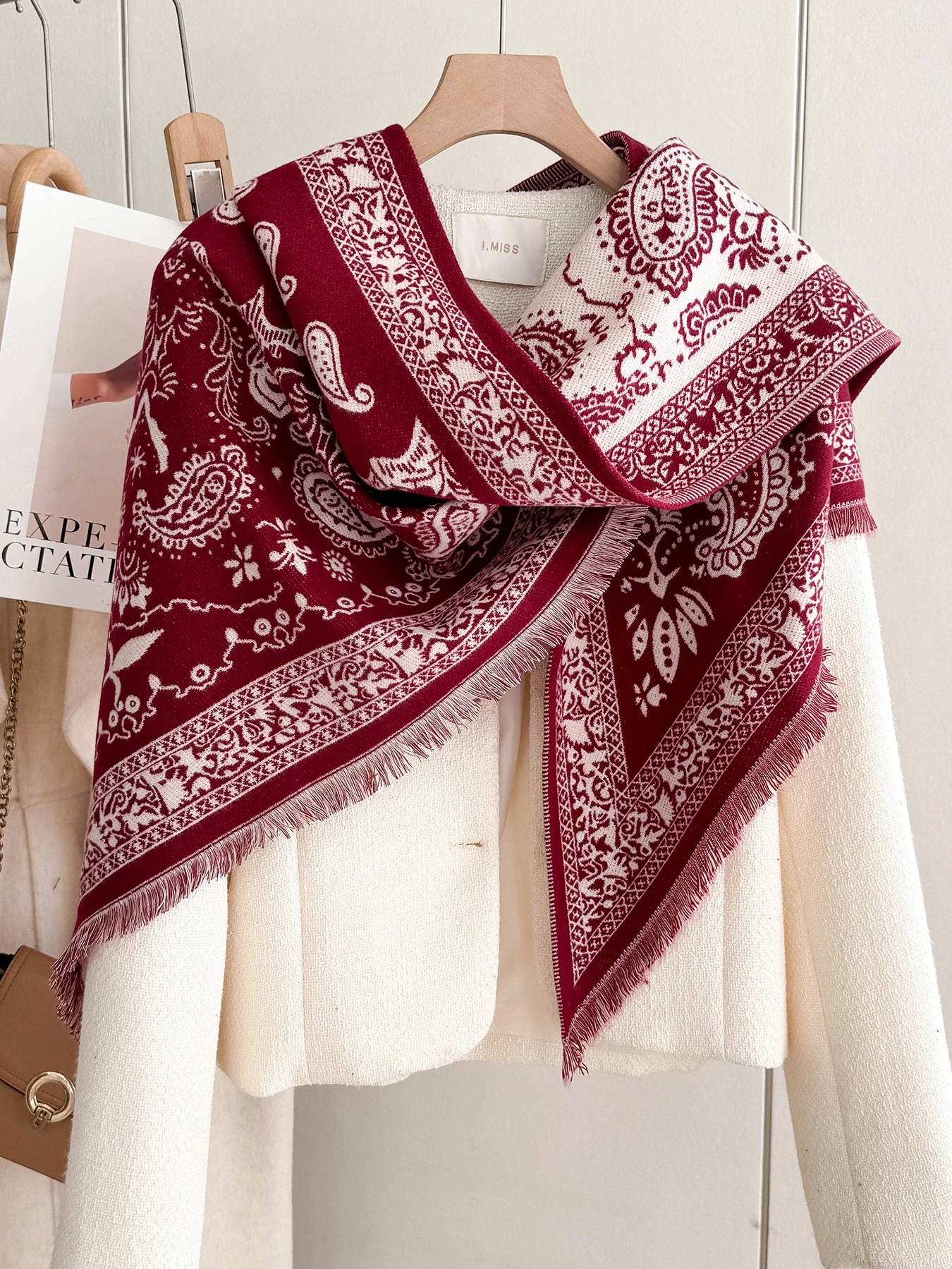 cachecol-feminino-em-formato-de-triangulo-com-estampa-paisley-vintage-e-franjas-feito-de-imitacao-de-caxemira-macia-quente-ideal-para-usar-no-outono-e-inverno