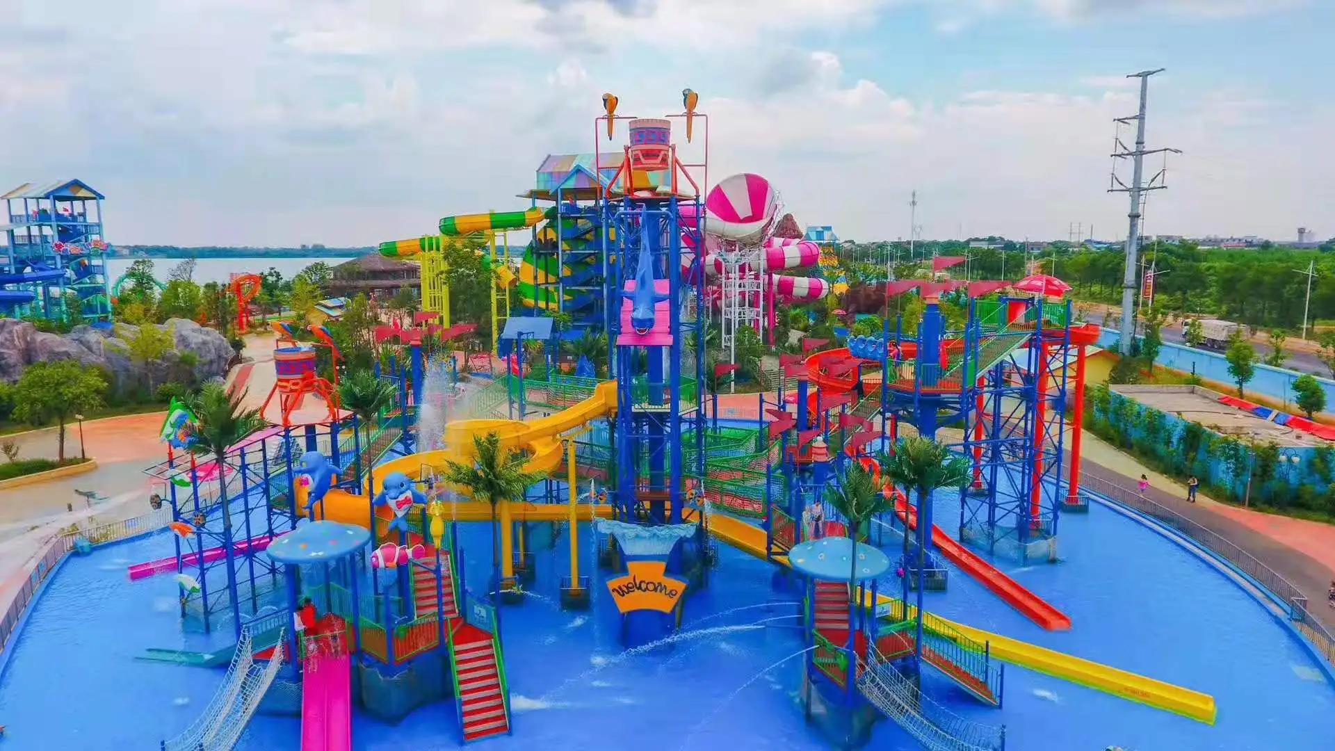 Profesjonalne, duże, zewnętrzne, dziecięce urządzenia do parków wodnych, z włókna szklanego, zjeżdżalnie Tongxin TX05233, zaprojektowane do zabawy dzieci.