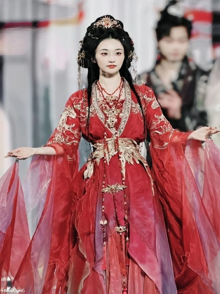 

The Hanfu female mythological series features heavy embroidery shirts eight-cut all in a traditional Chinese fashion show style