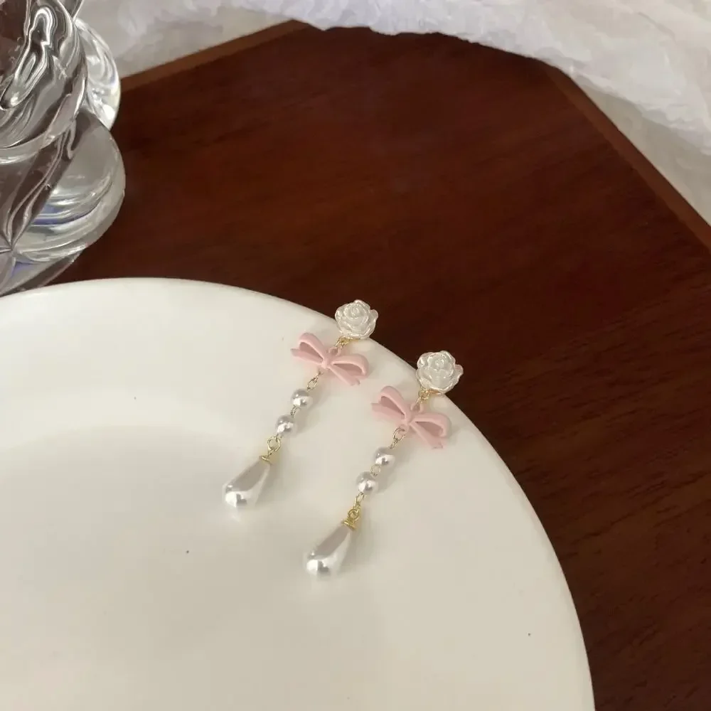 موضة جديدة الفرنسية جميلة أنيقة خمر البسيطة الفاخرة القوس القلب الأذن مربط الكورية نمط أقراط اللؤلؤ النساء انخفاض الأقراط