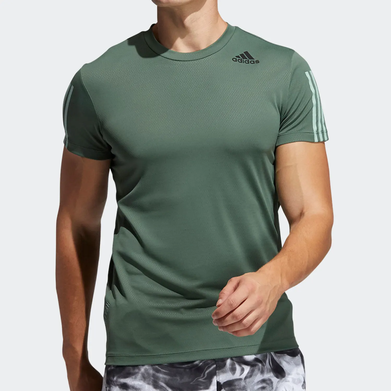 

Оригинальная мужская летняя дышащая спортивная футболка Adidas Cool Dry с короткими рукавами GP7658
