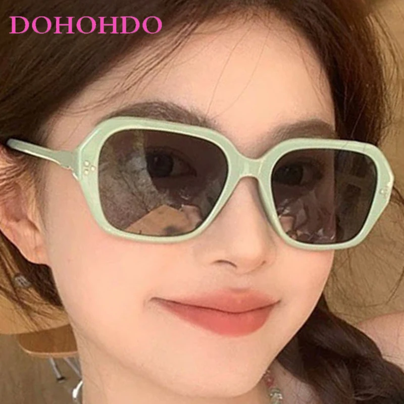 

Luxury Brand Design Classic Rivets Square Sunglasses Women Men Fashion Vintage Eyeglasses Travel Driving Shade Sunglasses UV400