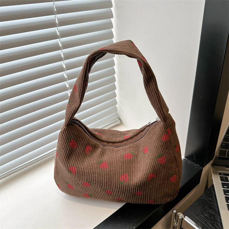 Bolsa tote de veludo morango fofa para mulheres bolsa de ombro com zíper bolsa hobo para viagens de férias na praia