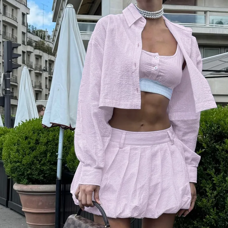 

Элегантный комплект из трех предметов: укороченная рубашка с длинным рукавом и плиссированная мини-юбка со средней талией, свободный крой, розовый цвет, женская мода 2026