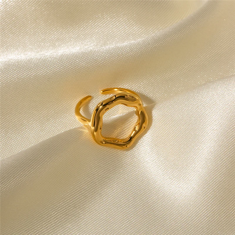 Fashion Vintage Unique Circle Motif Ring Melted Texture Detail For Women Gold Color Texture Temperament Jewelry Gift