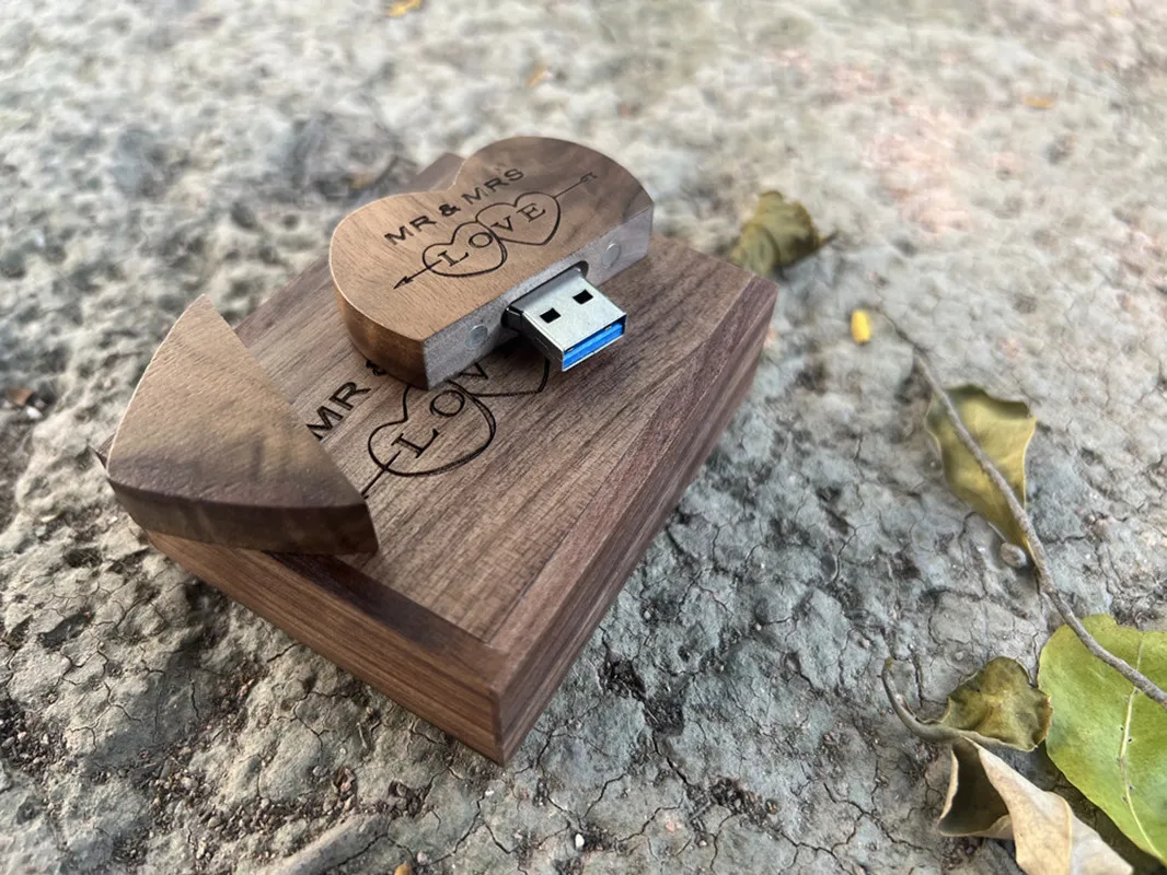 USB 2.0 플래시 드라이브 레이저 조각 Mr & Mrs 디자인 나무 하트 패턴, 결혼식 커플 부모용