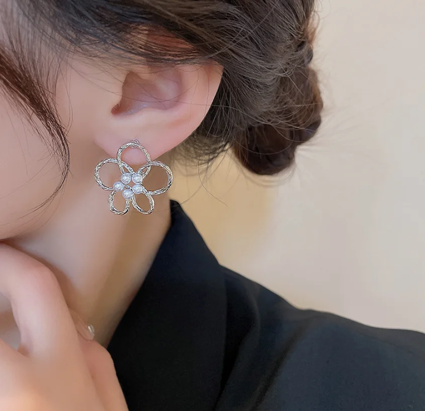 2022 new trend S925 silver needle Pearl Flower hollow simple design Earrings for women Fashion Jewelry