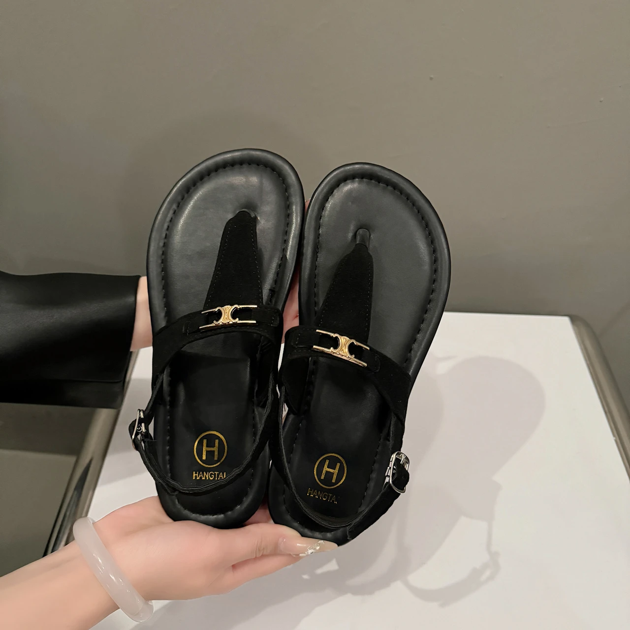 NOVEDAD DE VERANO 2025, sandalias simples con tiras en T, sandalias planas con clip para los dedos del pie, sandalias planas romanas para uso exterior para mujer