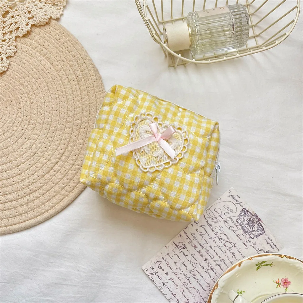 Travel Cosmetic Organizer Portable Quilted Makeup Pouch Lace Heart Bow Makeup Pouch Sweet Polyester Storage Bag For Short Trips