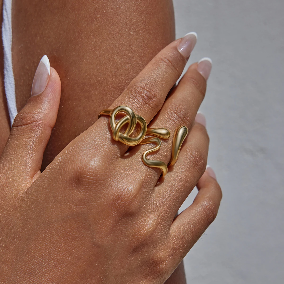 يوري مميزة على شكل قلب عجبة الصوغار هندسية الجوف الدائري 18K الذهب اللون PVD مطلي الملمس المعدني الوافدين مجوهرات اكسسوارات #2