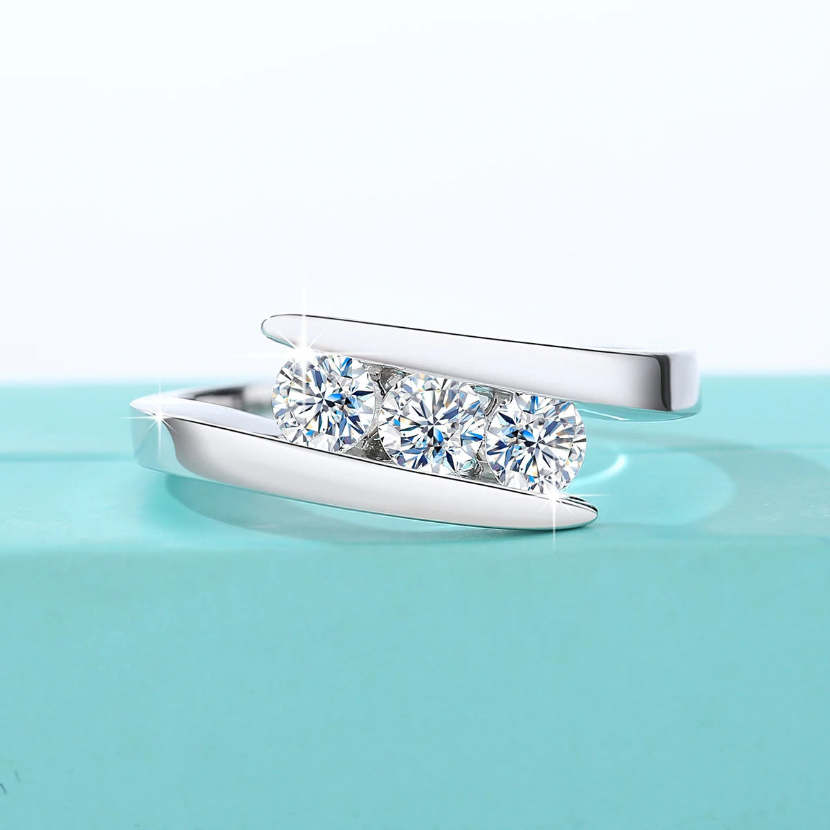 Sterling Silber Moissanit 3-Stein-Ring für Damen mit Zertifikat Luxus-Verlobungsschmuck 2024 Trendiges Geschenk für ein Mädchen im Angebot – Detail 2