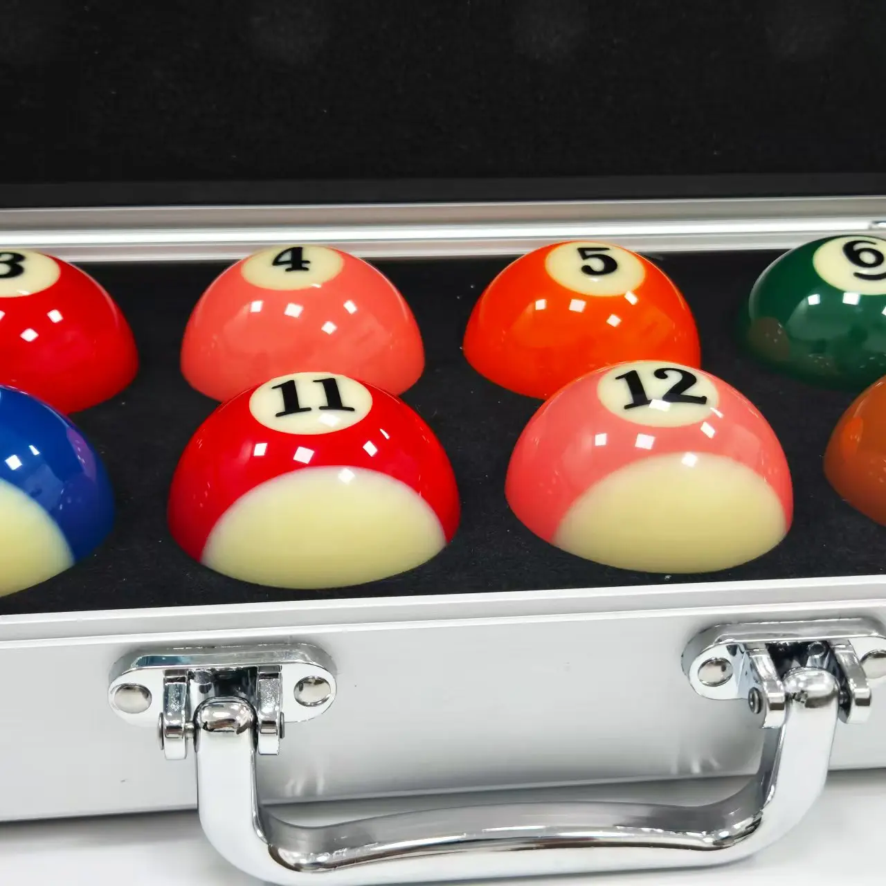 

Customizable Pool Table Accessories 50.8MM Color Resin Ball And 48MM White Snooker & Billiard Balls