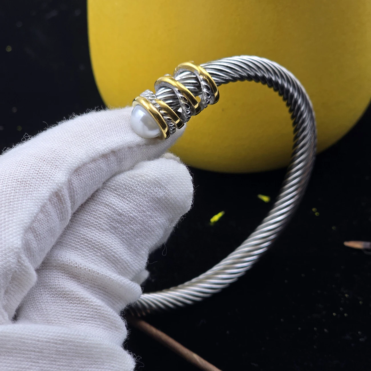 

Designed for women 6mm stainless steel cable opening adjustable bracelet with jewelry pouch Holiday jewelry gift for women