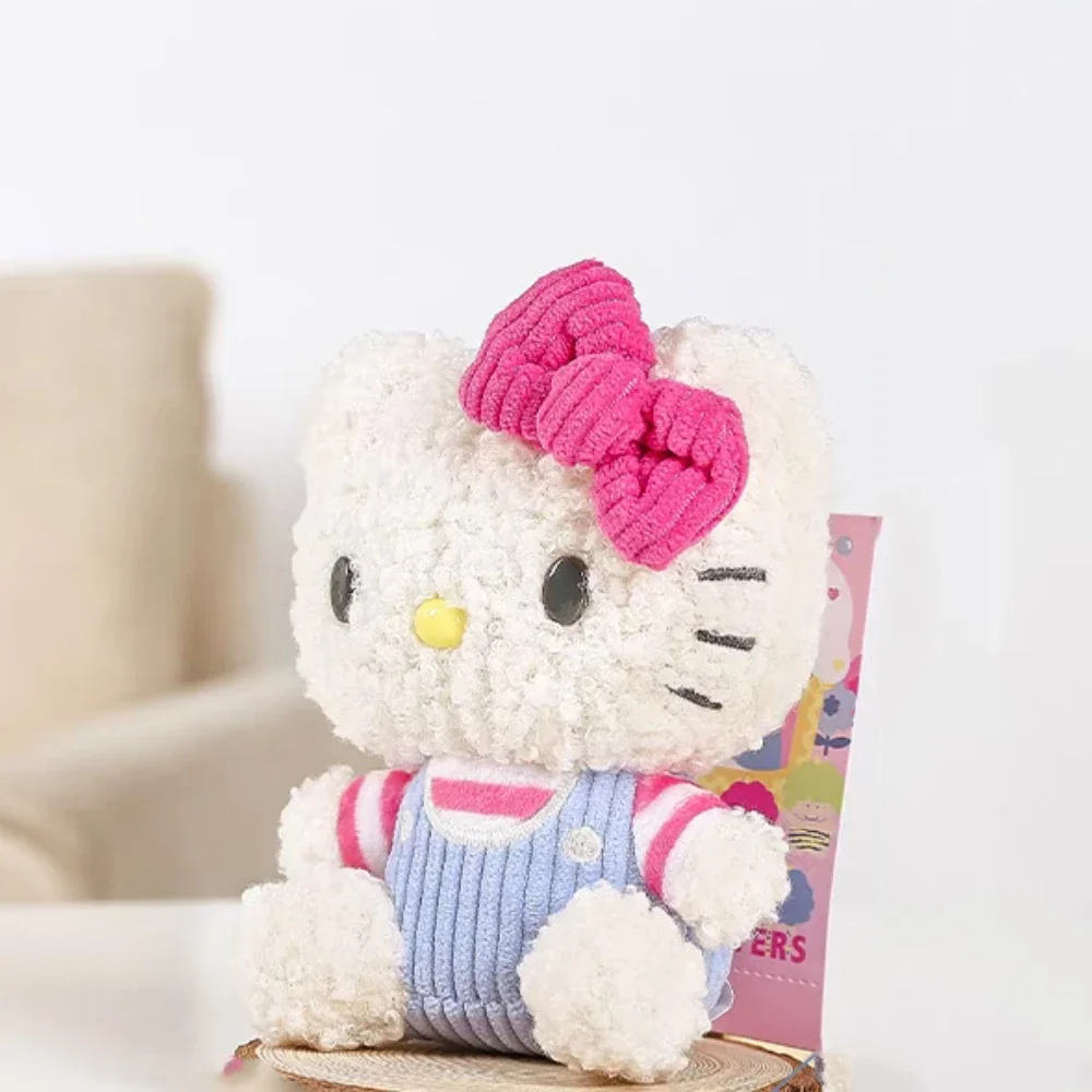 อะนิเมะ Sanrio Hello Kitty Kawaii ตุ๊กตาพวงกุญแจตุ๊กตาน่ารัก Kt แมวการ์ตูนกระเป๋าเป้สะพายหลังเครื่องประดับเดสก์ท็อปตกแต่งสาววันหยุดของขวัญ