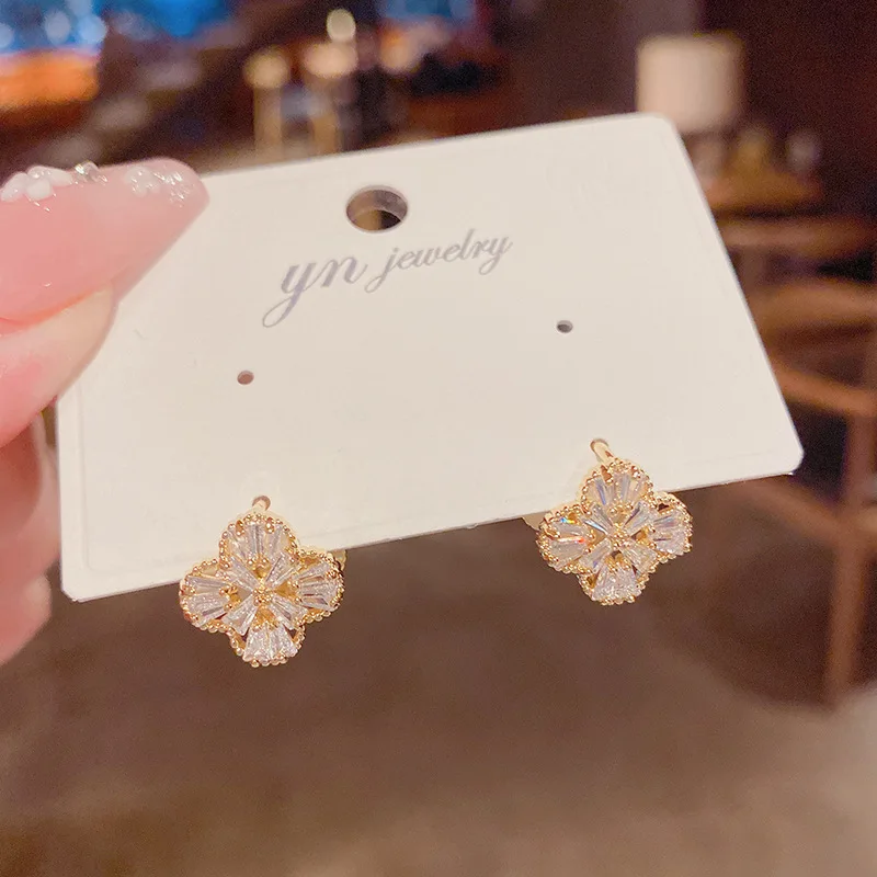 

double-sided black four-leaf flower ear buckle women's exquisite simple and versatile stud earrings, small earrings.