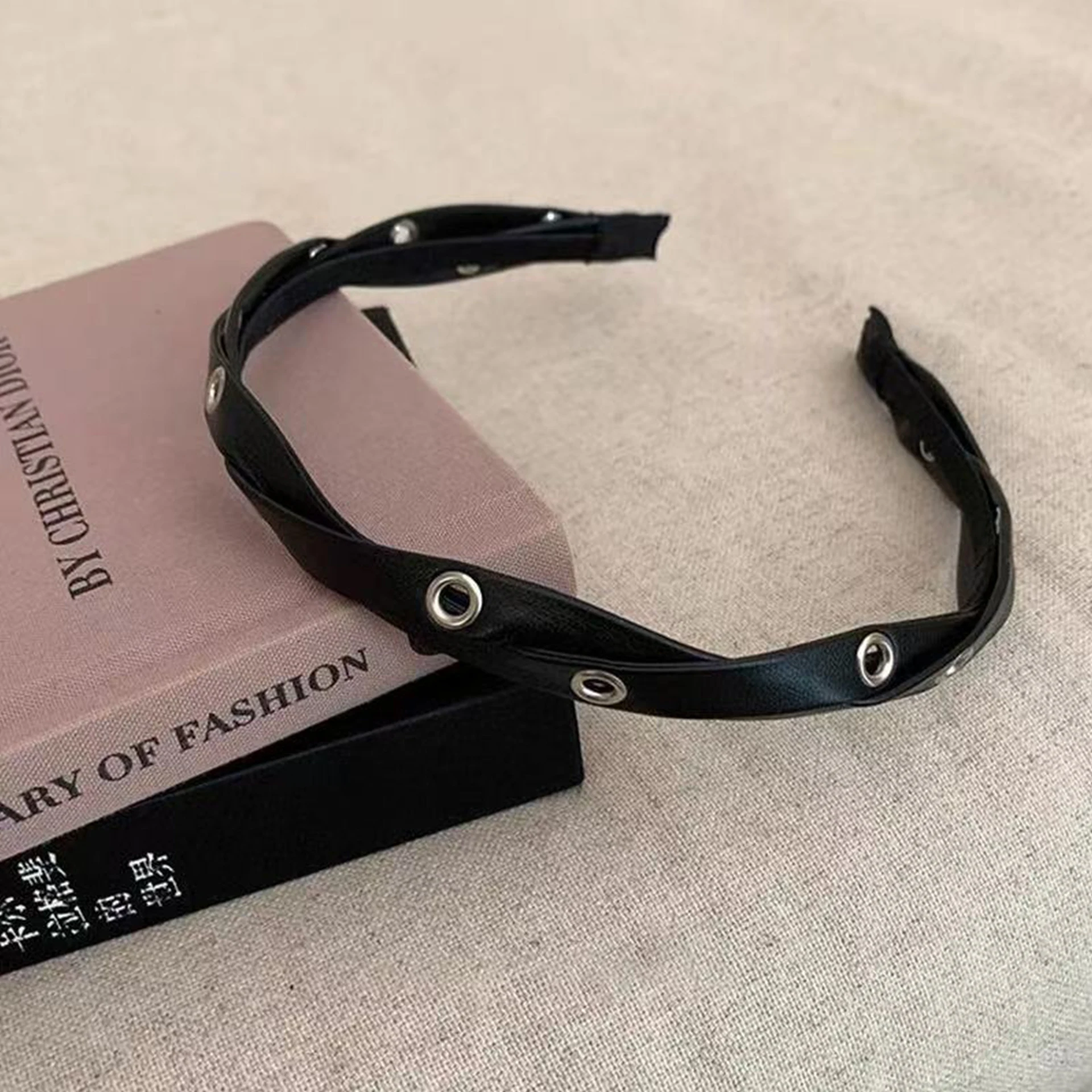 1 Stück Punk-Stil, schwarzes Leder, Nieten, geflochtenes Metall-Stirnband mit runder Schnalle, hochwertige, trendige, coole Persönlichkeit, Haarnadel-Haar-Accessoires