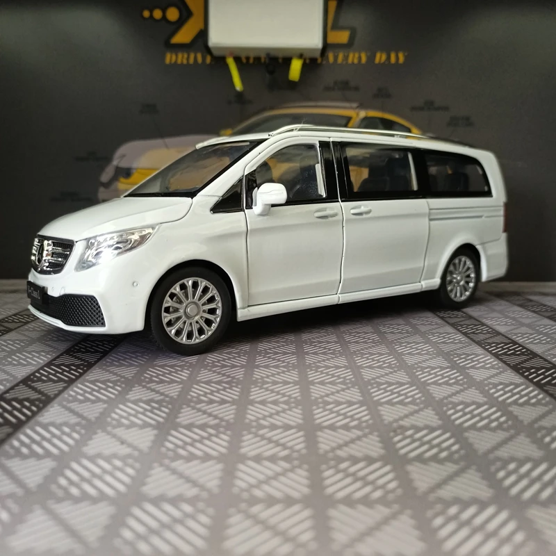 

Модель бизнес-фургона Mercedes Benz V260L из сплава металла в масштабе 1:24, двери открываются, имитируются звуковые и световые эффекты.