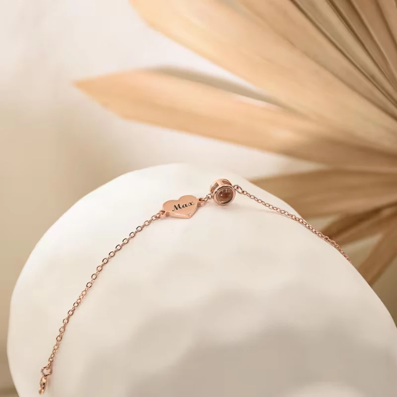 Bracciale con nome personalizzato con braccialetto per proiezione di foto per donna Bracciale con foto a cuore inciso Gioielli commemorativi regalo per migliore amico