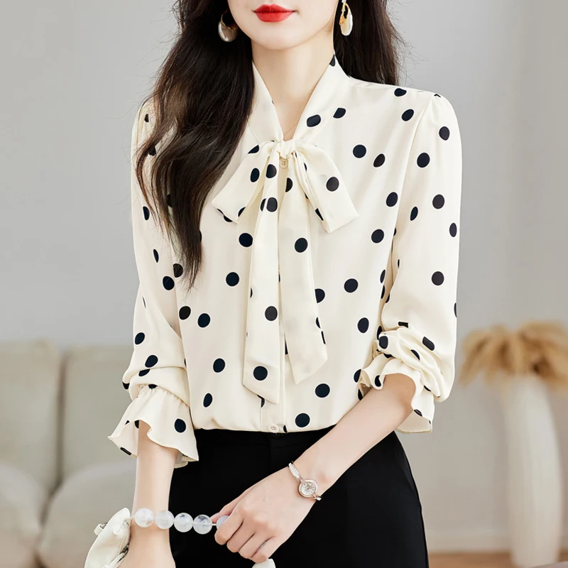 Damesshirt met stippen in Franse stijl, kantoor-casual blouse, losvallende satijnen top met lange mouwen en strik met veters
