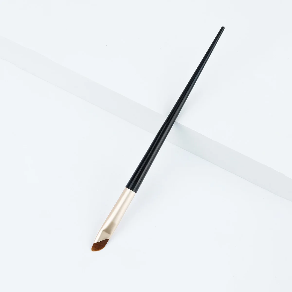 Schuine concealerborstel voor vrouwen Make-upborstel voor onder de ogen Concealer voor toepassing van en vloeibare cosmetica Draagbaar ontwerp voor