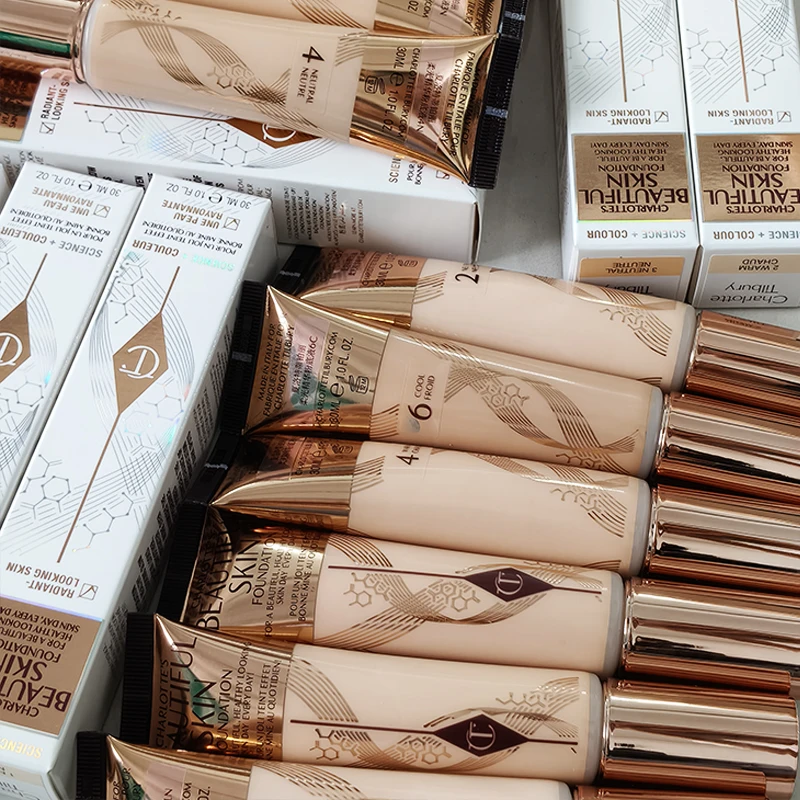 Charlotte Tilbury Soft Light Essence Hyaluronic Acid Liquid Foundation, fond de teint liquide à l'acide hyaluronique, aspect sain, éclat naturel, peau sèche, cosmétiques