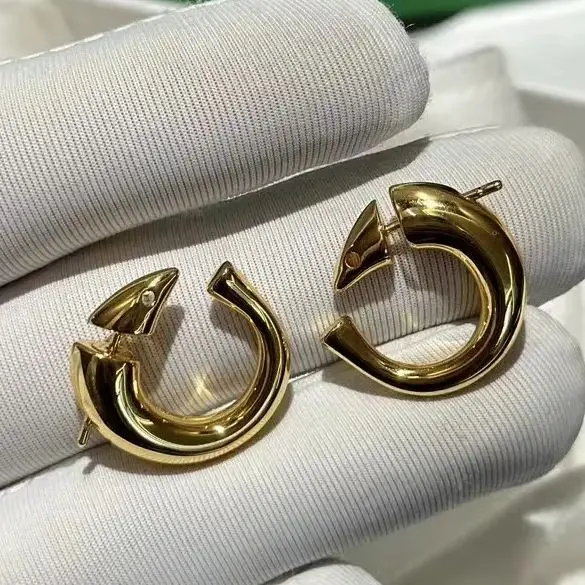 

Европейские дизайнерские латунные позолоченные маленькие серьги 18 карат для женщин, ювелирные изделия высшего качества, тренд