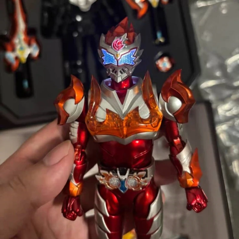 

Подлинная шарнирная фигурка Armor Hero Lava — Коллекционная модель игрушки со съемными аксессуарами, глаза могут излучать свет