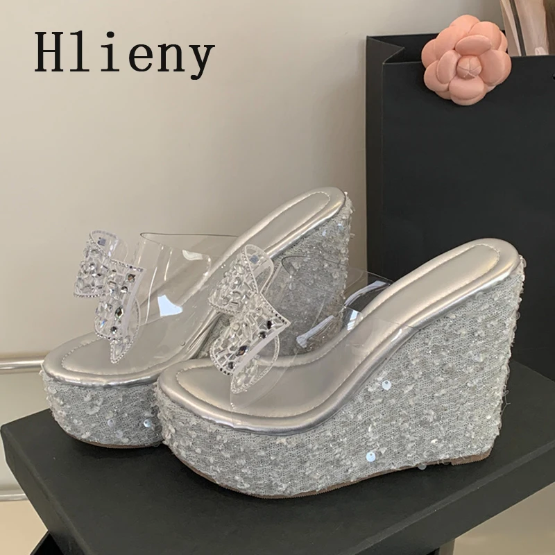 

Hlieny/прозрачные шлепанцы на танкетке с открытым носком из ПВХ, женские летние сандалии на платформе с бантом и кристаллами, блестящие тканевые сандалии с блестками