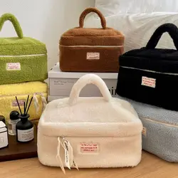 Borsa per cosmetici in peluche con cerniera borsa per cosmetici portatile borsa per il trucco da viaggio soffice borsa per il trucco dell'organizzatore di articoli da toeletta per lettere all'aperto