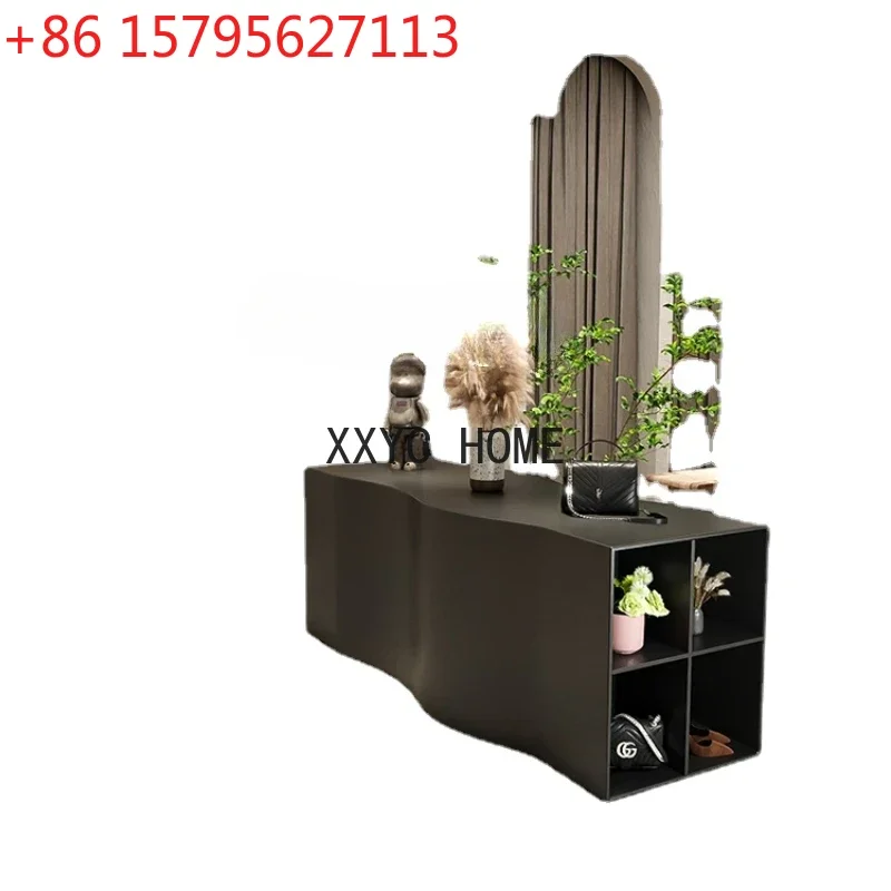 

Стенд-витрина в индустриальном стиле для оформления магазина, декоративный реквизит, стол нестандартной формы с черной покраской