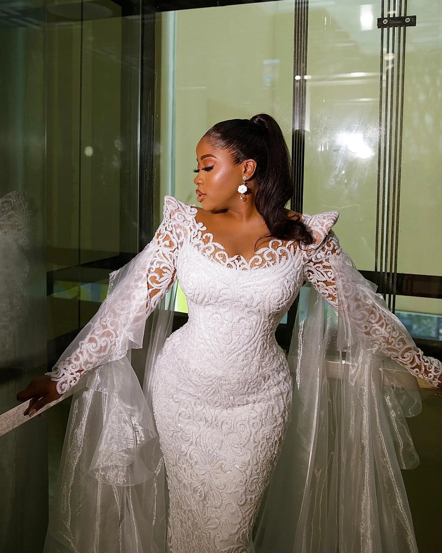 

Customized Sheer Neck Shinny Sequins Beads Embroidery Wedding Dress Robe De Mariée Long Sleeves African Luxury Bridal Dress