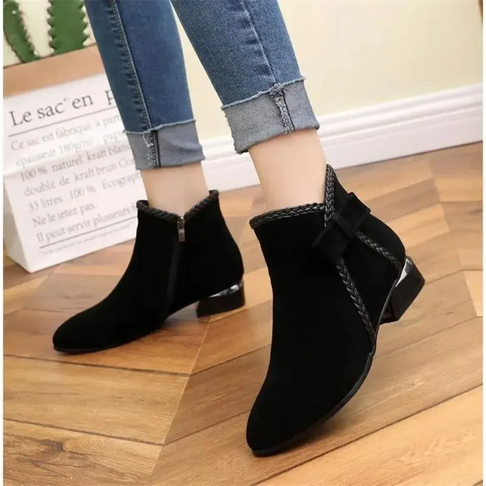 Sepatu bot pendek untuk wanita, sepatu bot pendek modis, sepatu dekorasi gesper, sepatu hak tebal lancip, sepatu bot hangat, sepatu bot pendek kasual, sepatu Suede elegan, sepatu besar musim dingin