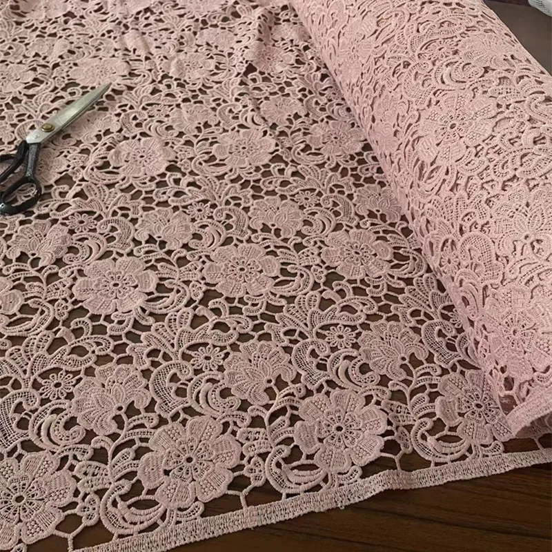 重厚な刺繍が施されたピンクの水溶性レース生地、ドレスやチャイナドレス用、カラフルで光沢のあるシルク糸の花柄