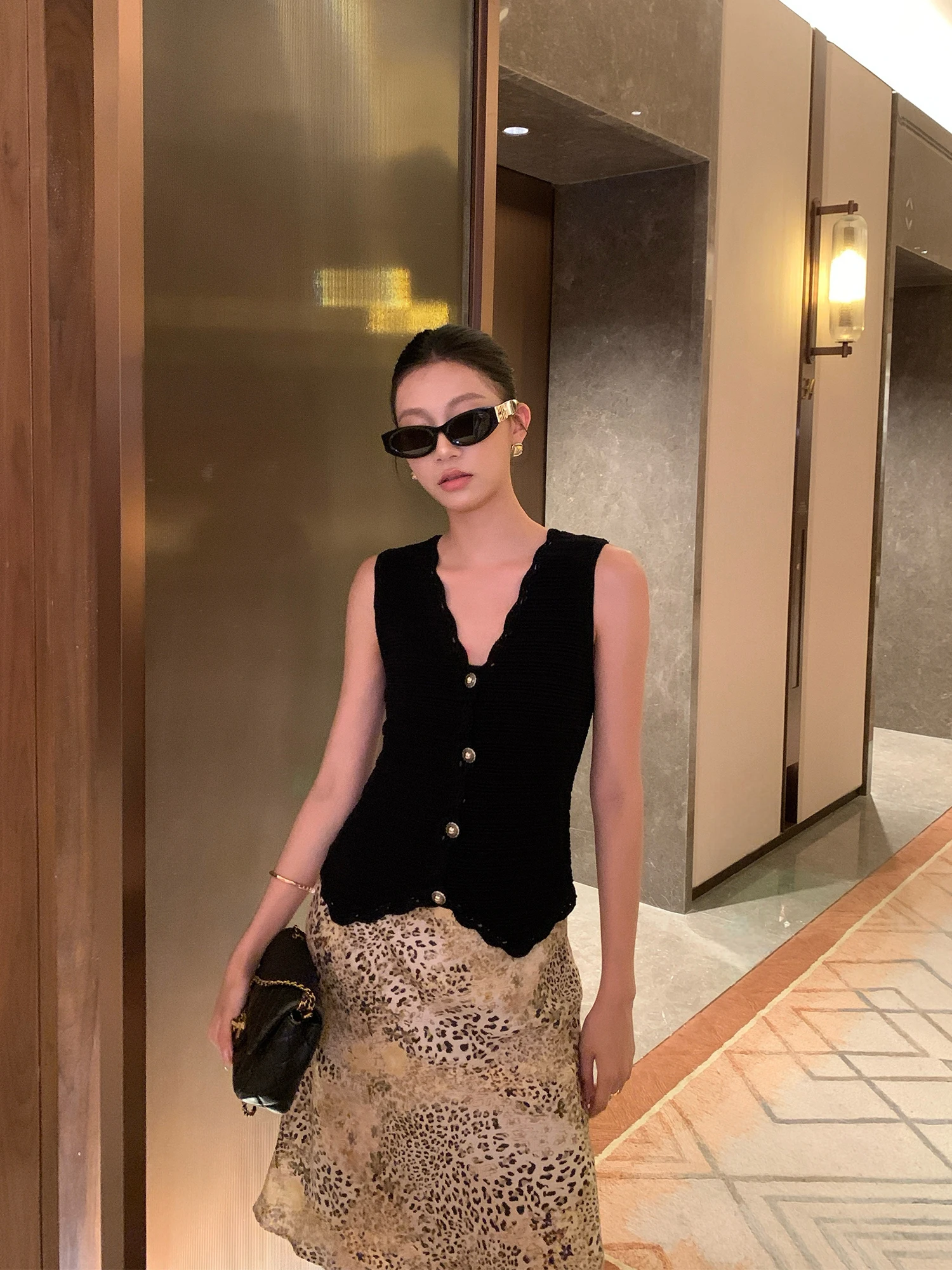 

Pusumede Bla V-ne Lace Trim Knitted Svel Vest Women's Faion Design Sensation ature Perfume Sle Top