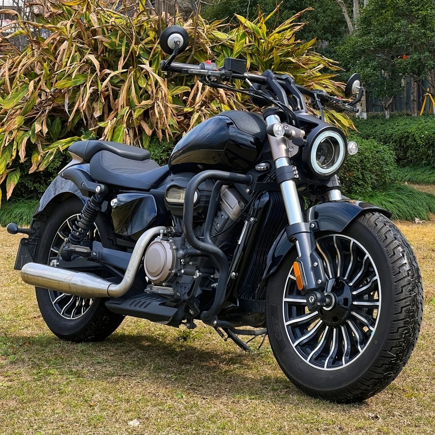 V-shaped double cylinder water-cooled gray cruise retro motorcycle practical goods