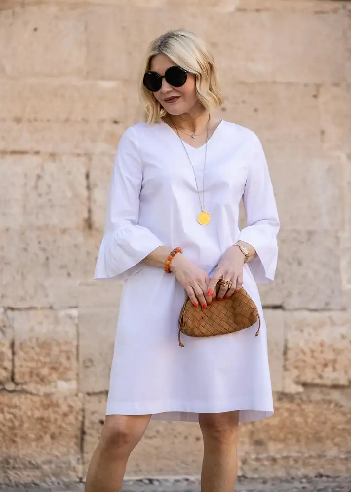 فستان قصير أنيق للسيدات بلون سادة ورقبة على شكل حرف V وأكمام جرس #3