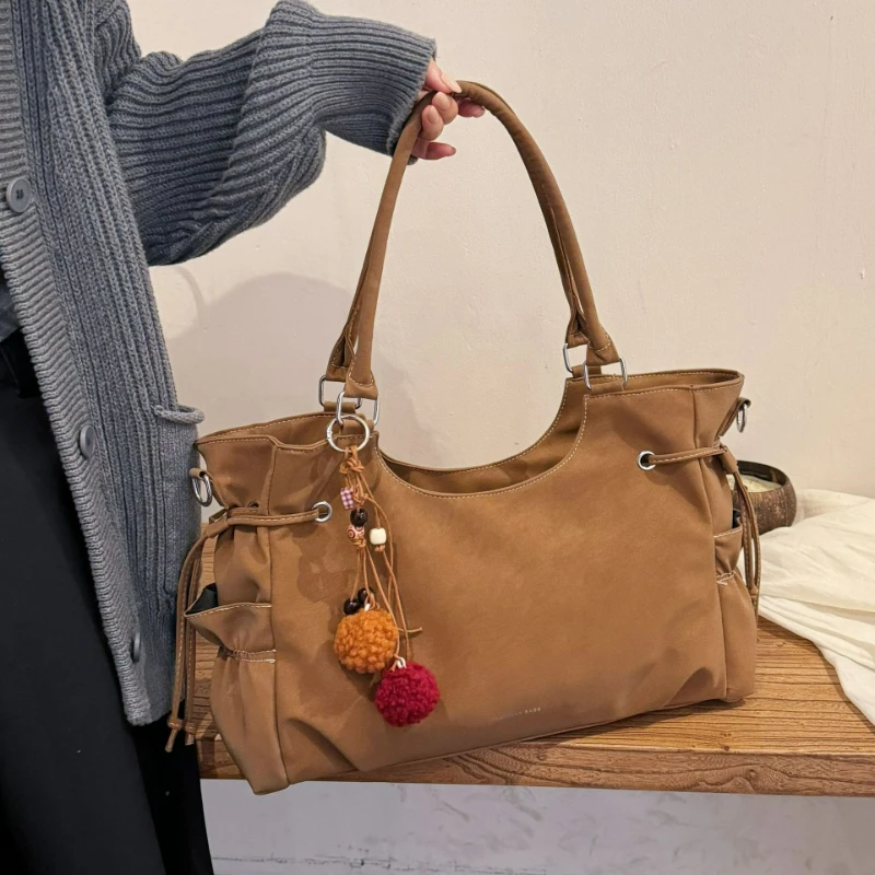 

Простая модная замшевая сумка-кроссбоди для женщин, вместительная сумка через плечо для работы, удобная и универсальная текстурная сумка для повседневного использования.