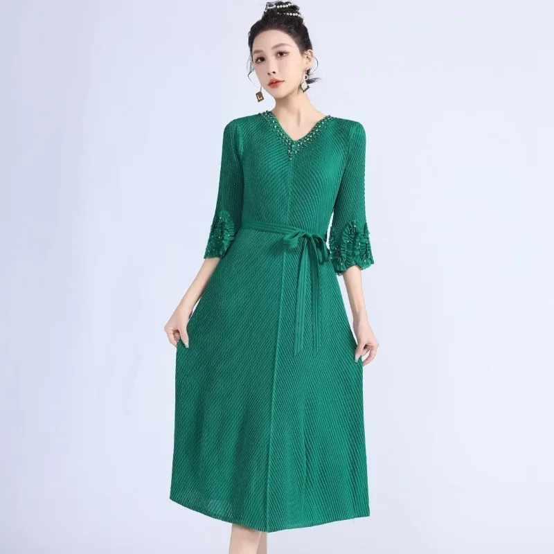 Sukienka damska na wiosnę 2026, długa, plisowana w stylu Miyake, jednolita, z dekoltem w serek, zdobiona koralikami, wiązana, codzienna, uniwersalna, podkreślająca temperament.