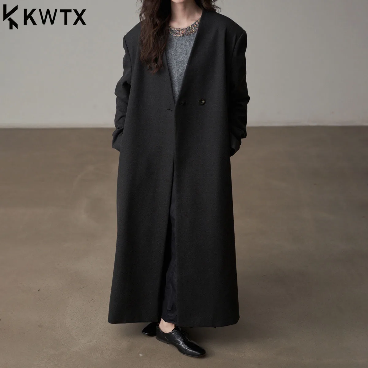 

KWTX 2025 Новое женское шерстяное пальто, длинное однобортное пальто с v-образным вырезом, элегантный однотонный плащ в стиле ретро, верхняя одежда, повседневная зимняя куртка