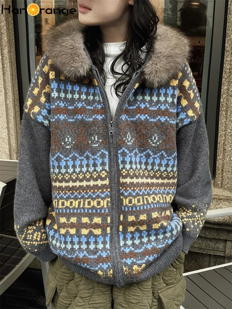 

HanOrange 2026, зимний ретро-этнический стиль, меховой воротник, контрастный жаккардовый вязаный кардиган, женская модная куртка с капюшоном, серая