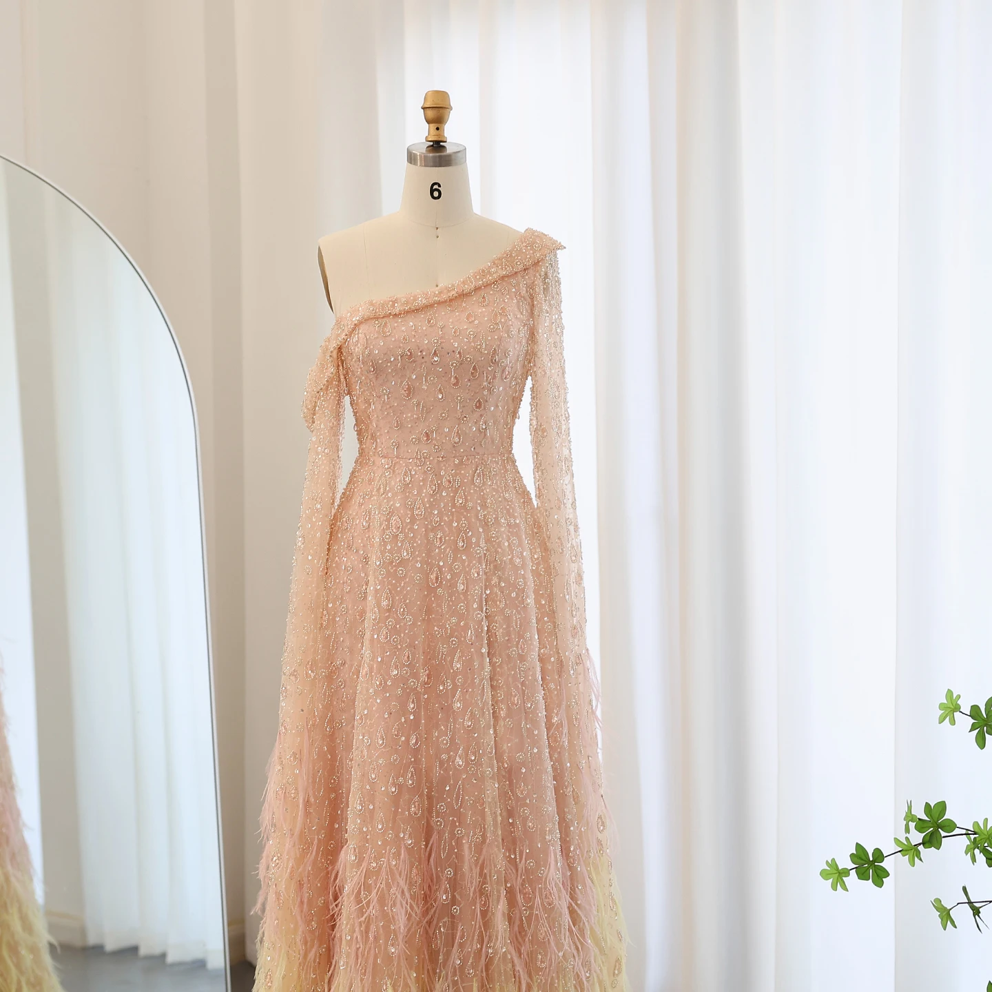 Sharon Said Luxuriöses Federkleid mit einer Schulter und Cape-Ärmeln in Roségold und Flieder für Hochzeitsfeiern, Modell SS438, Maßanfertigung – Detail 7