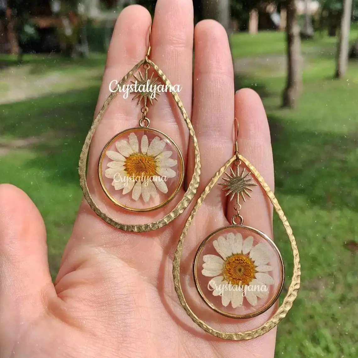 أقراط ديزي الطبيعية المضغوطة، مجوهرات بوهيميا، الشمس، القمر، العثة، النحاس، الأقحوان البيضاء، لطيف، نباتي، خطاف الأذن للنساء والفتيات، هدية