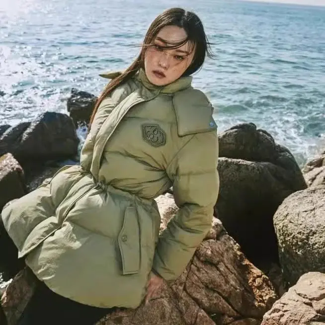 เสื้อโค้ทขนห่าน MICOAT Luy Faionable รุ่นอุ่นสบายสำหรับผู้หญิง เสื้อโค้ทฤดูหนาวแบบมีฮู้ดพร้อมเชือกผูกเอว ทรงยาวปานกลาง