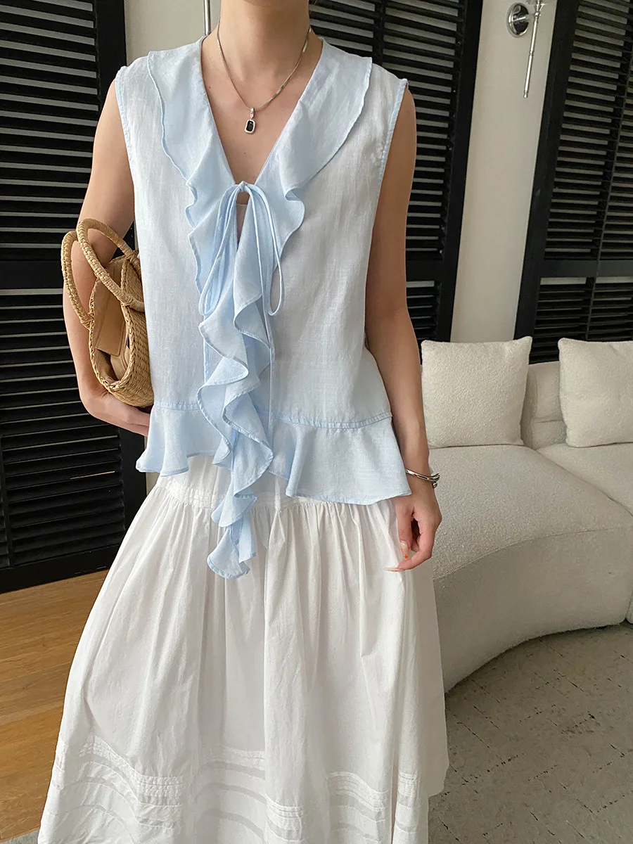 Sommerliche Damen-Weste in einfarbigem Design mit Rüschenkante und V-Ausschnitt, ärmellos. – Detail 11
